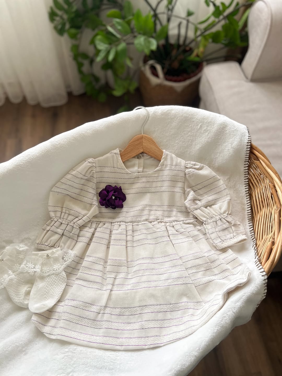 فستان موسلين مع بروش وردة 🌸