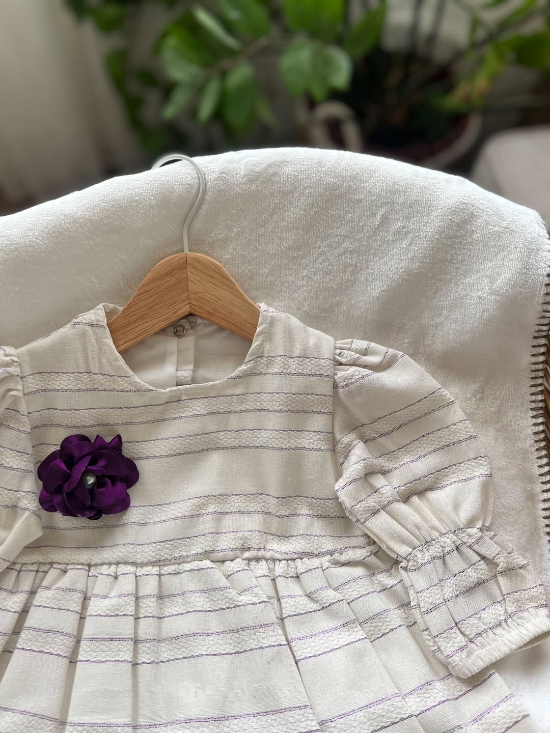 فستان موسلين مع بروش وردة 🌸